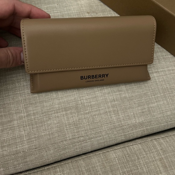 Burberry Elsa Sunglasses - Picture 4 of 6